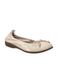 Ballerine in suede beige con superficie testurizzata, dettaglio anteriore intrecciato e suola in gomma marrone a contrasto, con accenti dorati.