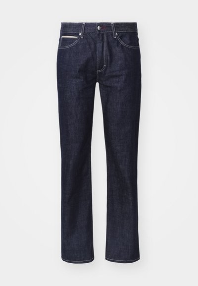 Jeans de mezclilla azul oscuro con corte recto, costuras de contraste sutil, cinco bolsillos y cierre de botón en la cintura.