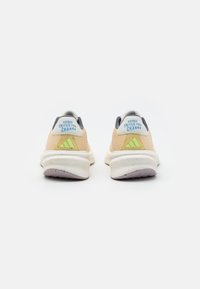 adidas Performance SUPERNOVA STRIDE  - Chaussures de running sur route - crystal sand/green spark/preloved fig