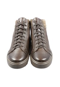 Sneakers alte in pelle marrone con finitura testurizzata, caratterizzate da lacci evidenti e punta arrotondata. Suola in gomma con bordo a contrasto.