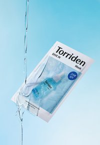Torriden Dive In Mask, valkoinen pakkaus sinisillä yksityiskohdilla, esittelee kirkasta seerumipulloa ja vesiroiskeita vaaleansinistä taustaa vasten.