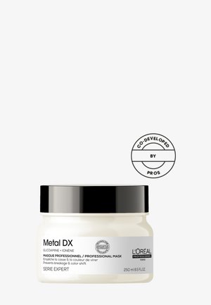 Bocal blanc avec un couvercle noir, étiqueté "Metal DX" en texte noir, contenant 250 ml. Présente un logo circulaire "Co-développé par des Pros".