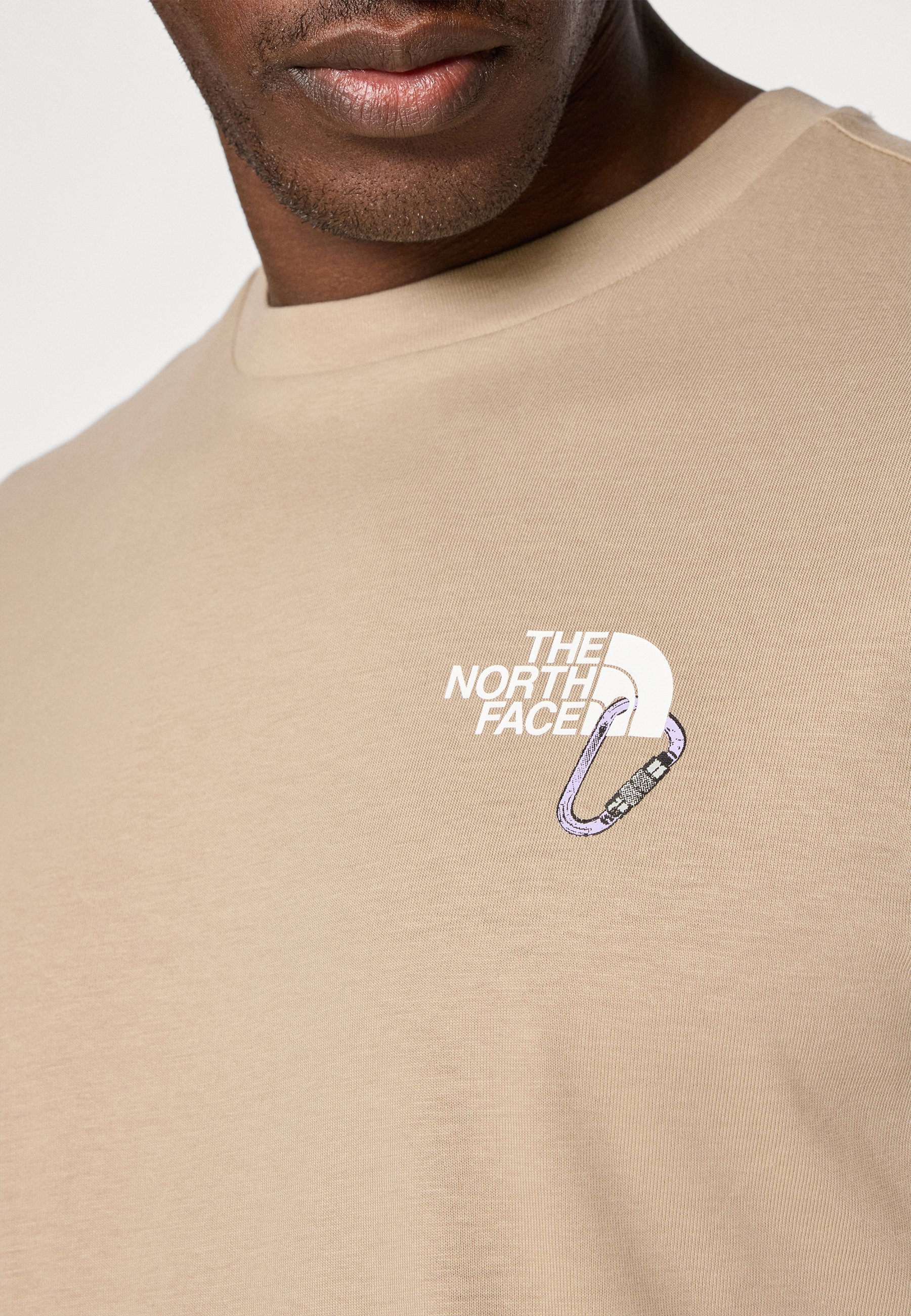 The North Face EXPLORE CARABINER RELAXED TEE UNISEX - Print