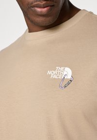 The North Face EXPLORE CARABINER RELAXED TEE UNISEX - T-shirt imprimé - mushroom grey