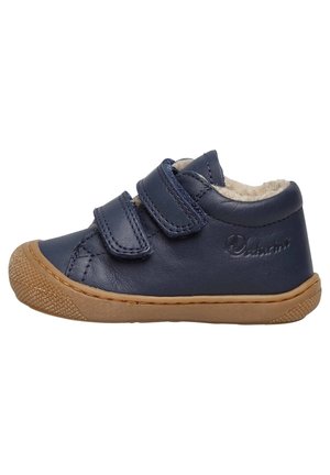 Chaussure bleu marine pour tout-petit avec deux sangles Velcro, semelle en caoutchouc couleur tabac et doublure intérieure beige douce.