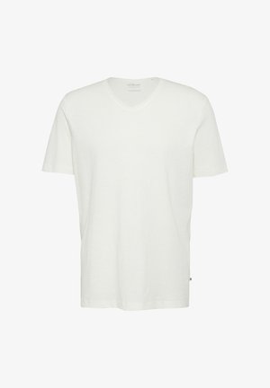 Schlichtes weißes T-Shirt mit kurzen Ärmeln und V-Ausschnitt, mit einem kleinen Markenetikett an der linken Seitennaht.