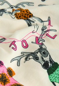Tela de algodón con ilustraciones divertidas de ciervos con distintos suéteres, en colores como verde y naranja sobre un fondo crema.