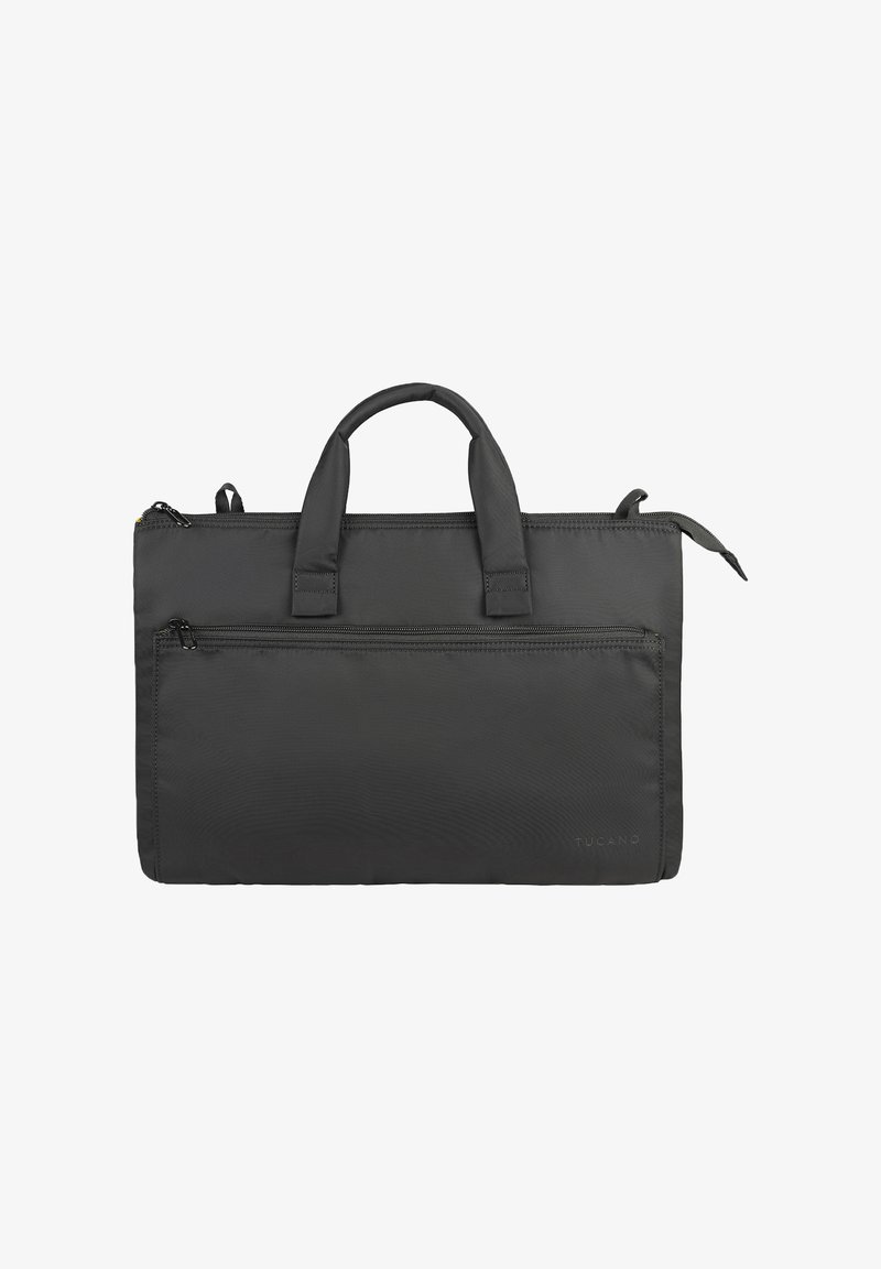 Zwarte nylon laptop tas met dubbele handgrepen aan de bovenkant, voorzak met rits en subtiele textuur. Bevat een veilige ritsluiting en minimale branding.