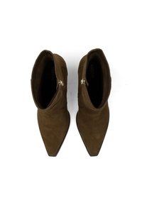Botas de tobillo de ante marrón con puntas afiladas, cremalleras laterales y una textura suave. Diseño simple y elegante sin patrones o acentos visibles.
