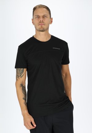 Schwarzes T-Shirt mit kurzen Ärmeln aus einem Baumwollmischgewebe. Es verfügt über einen Rundhalsausschnitt, eine glatte Textur und ein dezentes Logo auf der Brust.
