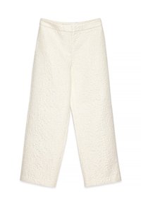 Pantalons larges blancs en tissu texturé avec un motif en relief, dotés d'une taille lisse et sans poches visibles.