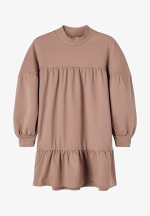 Robe beige à manches longues avec col rond haut, manches bouffantes froncées et volants en couches au niveau de la poitrine et de l'ourlet.