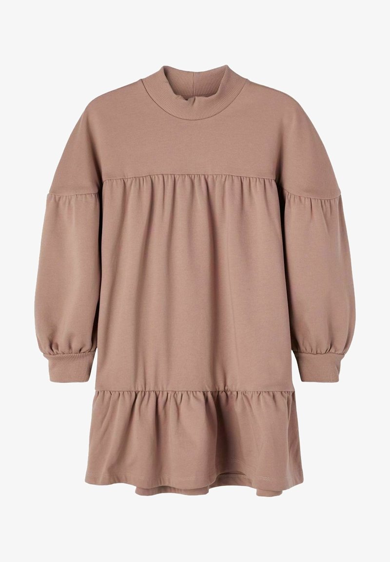 Robe beige à manches longues avec col rond haut, manches bouffantes froncées et volants en couches au niveau de la poitrine et de l'ourlet.
