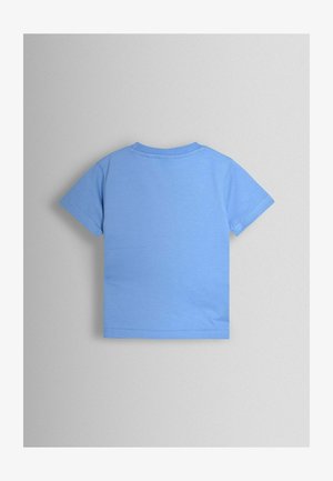 Jasnoniebieska bawełniana koszulka z krótkimi rękawami, okrągłym dekoltem i gładką fakturą. Brak widocznych wzorów ani akcentów.