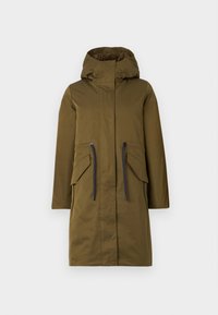 Parka impermeabile verde oliva con cappuccio, due tasche frontali, cordini regolabili e morbida fodera in pile marrone. Design di lunghezza intermedia, dettagli minimi.
