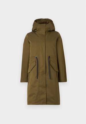 Olijfgroen waterdichte parka met capuchon, twee steekzakken, trekkoorden en een zachte bruin fleece voering. Middellange uitvoering, minimale details.