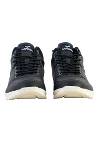 Zapatillas de cuero negras con suelas de goma blancas. Las características incluyen un diseño con cordones, cuello acolchado y un logo en la lengüeta.