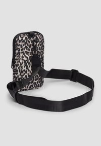Borsa con stampa leopardata realizzata in tessuto con una tracolla nera, dotata di zip e clip a scatto per una chiusura sicura e un attacco stabile.