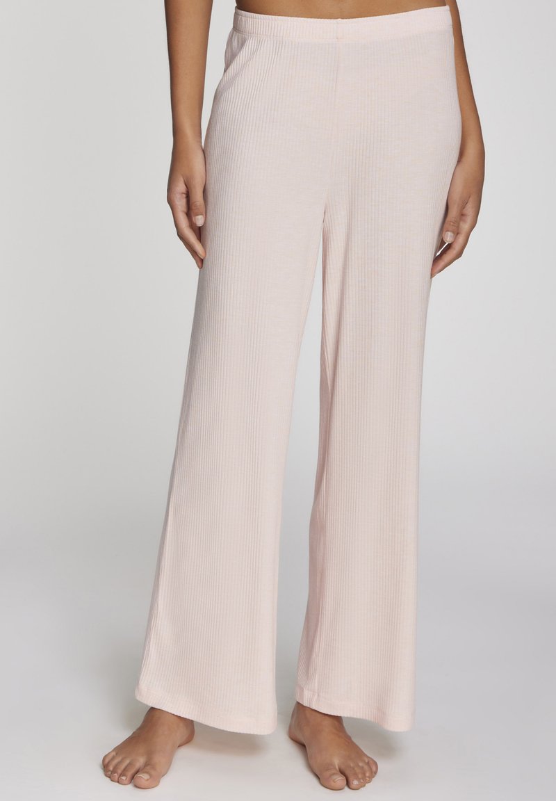Lichtroze loungebroek gemaakt van ribbelstof met een wijduitlopend ontwerp en elastische tailleband, met een zachte textuur en naadloze afwerking.