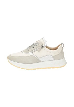 Beige en zilverkleurige lage sneaker met veters aan de voorkant, zijrits, gevoerde zool en ontwerp met suède en leren panelen.