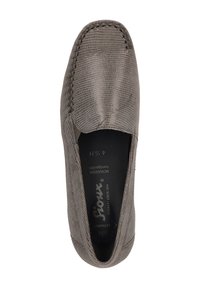 Lichtgrijze moccasinschoen met een geweven textuur, ronde neus en contrasterende stiksels. Bevat een gevoerde binnenzool en het merklogo aan de binnenkant.