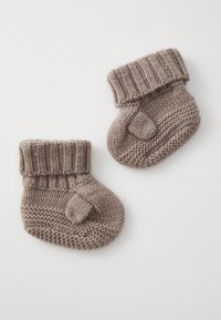Stickade beige vantar med ribbade muddar, med en slät textur och rundad form, designade för spädbarn eller små barn.