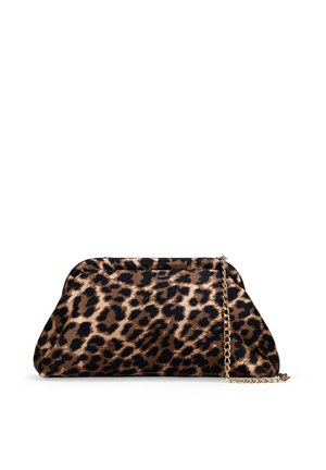 Bolso de mano con estampado de leopardo en tela marrón y negra con una superficie texturizada. Presenta una cadena dorada y una forma redondeada y suave.