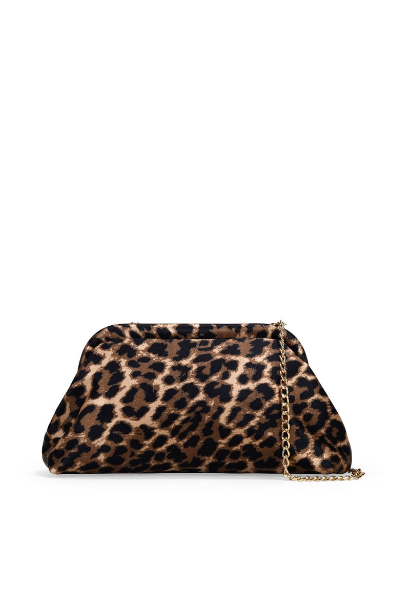 Bolso de mano con estampado de leopardo en tela marrón y negra con una superficie texturizada. Presenta una cadena dorada y una forma redondeada y suave.