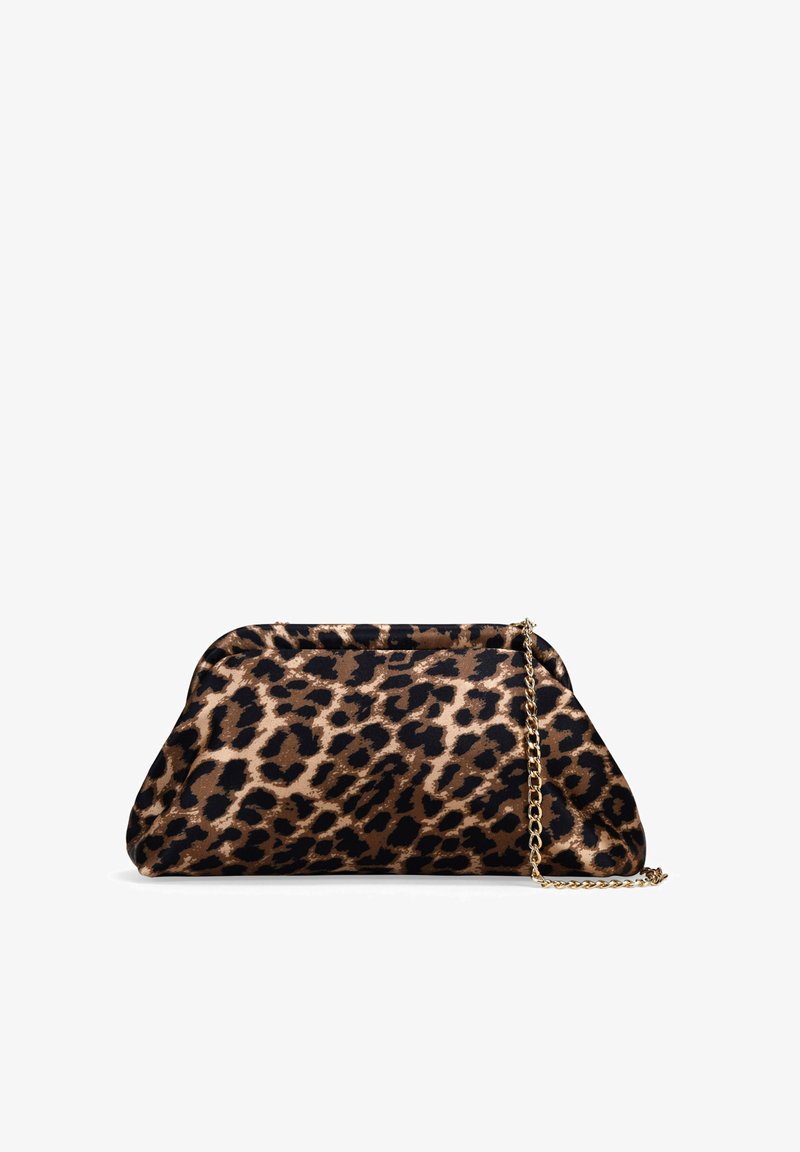 Bolso de mano con estampado de leopardo en tela marrón y negra con una superficie texturizada. Presenta una cadena dorada y una forma redondeada y suave.
