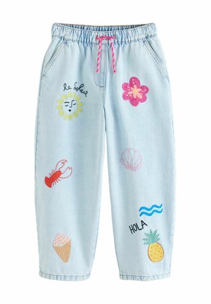 Lichtblauwe broek met elastische taille, roze trekkoord en kleurrijke geborduurde ontwerpen waaronder zon, bloem, kreeft, schelp, ijsje, ananas en "HOLA".