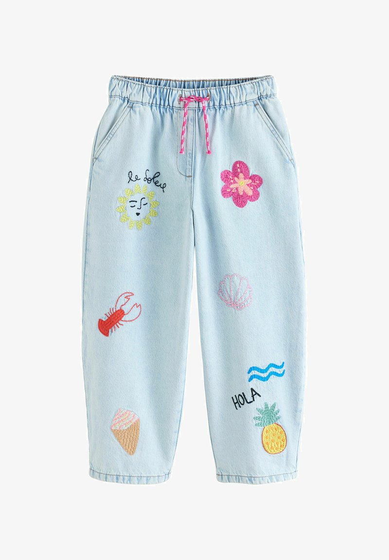 Pantalon bleu clair avec taille élastique, cordon rose, et motifs brodés colorés incluant un soleil, une fleur, un homard, un coquillage, une glace, un ananas, et le mot « HOLA ».