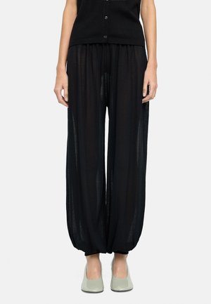 - Spodnie treningowe