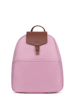 Roze rugzak met een bruine klep die met een gesp is bevestigd, voorzien van een ritssluiting aan de voorkant en een bovenste handvat.