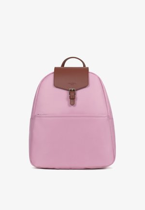Sac à dos rose avec un rabat marron fermé par une boucle, dotée d'une poche avant zippée et d'une poignée supérieure.