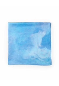 Foulard quadrato in seta blu sfumato, con texture morbide e un effetto acquerello. I bordi sono rifiniti con cura e con il nome del marchio stampato.