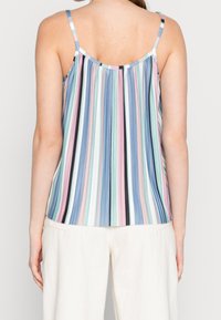 Débardeur à rayures multicolores avec fines bretelles, offrant une coupe décontractée et un tissu doux. Les rayures incluent des tons de bleu, rose, vert et noir.