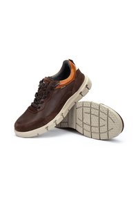 Baskets en suède marron et maille avec un accent orange contrastant, semelle texturée et design à lacets. Comprend un col rembourré et une languette rembourrée.