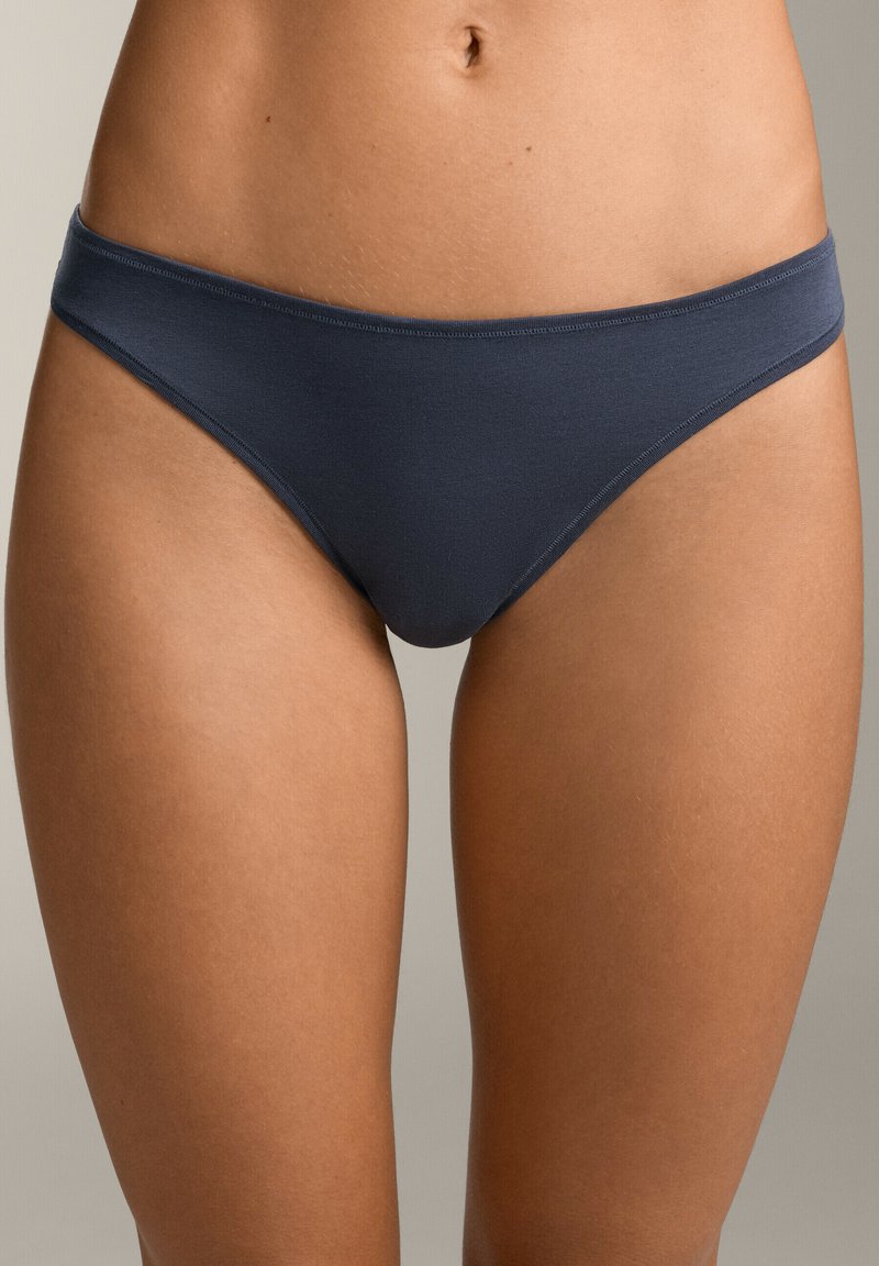 Marineblauwe bikini onderkant gemaakt van een gladde, rekbare stof. Heeft een lage taille en minimale bedekking aan de achterzijde, met schone naden.