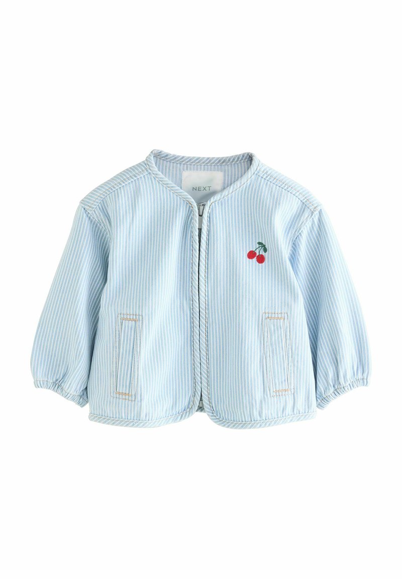 Hellblau gestreifte Jacke mit rundem Kragen, Reißverschluss, seitlichen Taschen und gesticktem Kirschdesign auf der linken Seite.