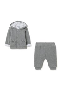 Grijze gebreide hoodie met witte voering, twee voorkeuzes en knoopsluiting, gecombineerd met bijpassende grijze broek met elastische tailleband.