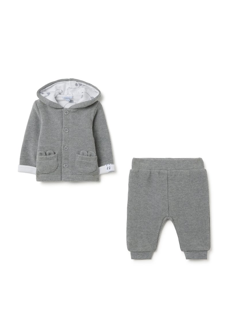 Grijze gebreide hoodie met witte voering, twee voorkeuzes en knoopsluiting, gecombineerd met bijpassende grijze broek met elastische tailleband.