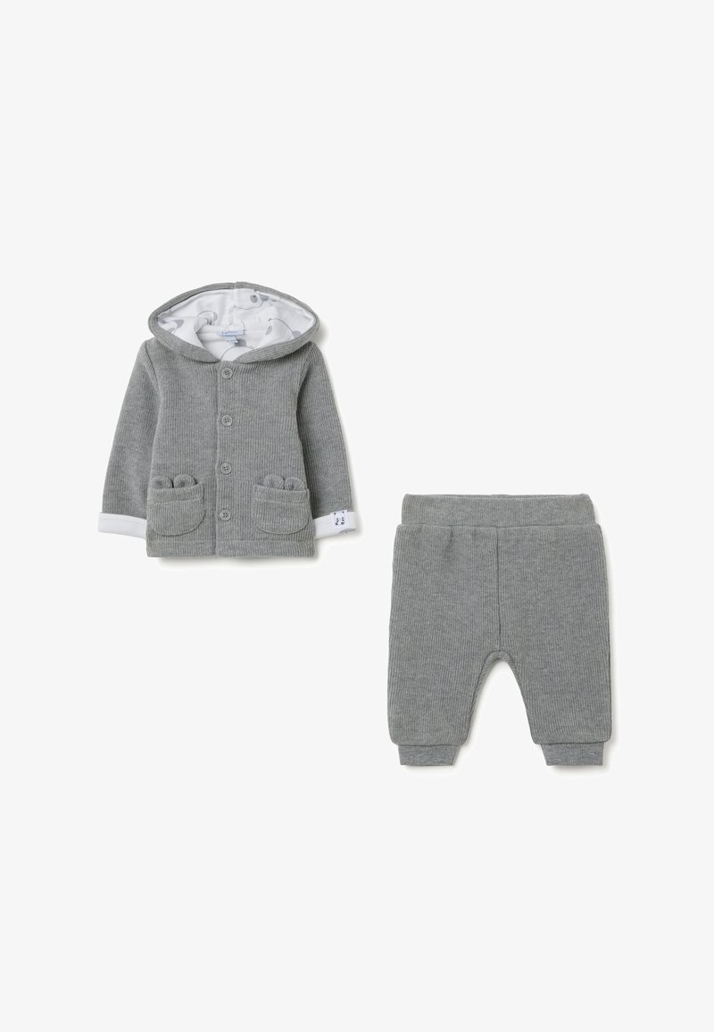 Giacca a maglia grigia con cappuccio e foderatura bianca, due tasche frontali e chiusura a bottoni, abbinata a pantaloni grigi coordinati con vita elasticizzata.