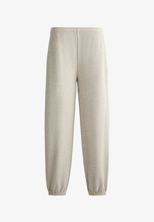 Lichtgrijze fleece sweatpants met een elastische tailleband en boorden, rechte pijpen, met een naaddetail aan de voorkant op een effen achtergrond.