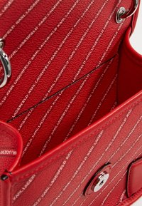 KARL LAGERFELD Axelremsväska - red