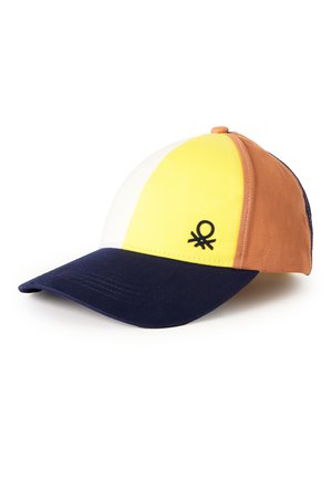 Czapka z daszkiem z granatowym rondem, białymi, żółtymi i brązowymi panelami oraz małym czarnym logo na żółtej części.
