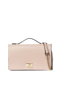 Borsa a tracolla in pelle di un morbido rosa con una finitura texturizzata. Presenta una piastra con logo dorato e una catena come manico. Design rettangolare compatto.