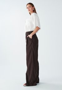 WILLA RISE WIDE LEG - Broek - chocolate
