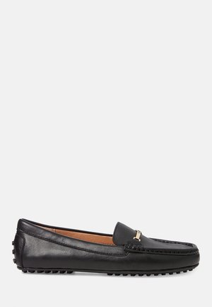 Sort læderloafers med slip-on-design, syninger, lille guldspænde på toppen og gummisål med forhøjede greb.