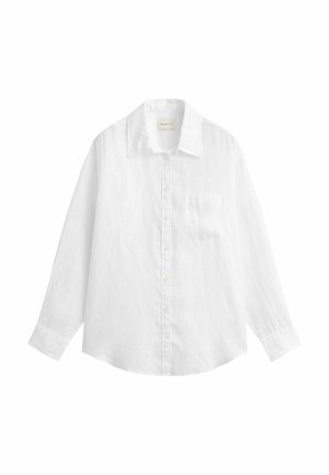 Camisa blanca de manga larga con botones, cuello y un bolsillo en el pecho, mostrada sobre un fondo blanco liso.