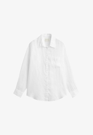 Camisa blanca de manga larga con botones, cuello y un bolsillo en el pecho, mostrada sobre un fondo blanco liso.